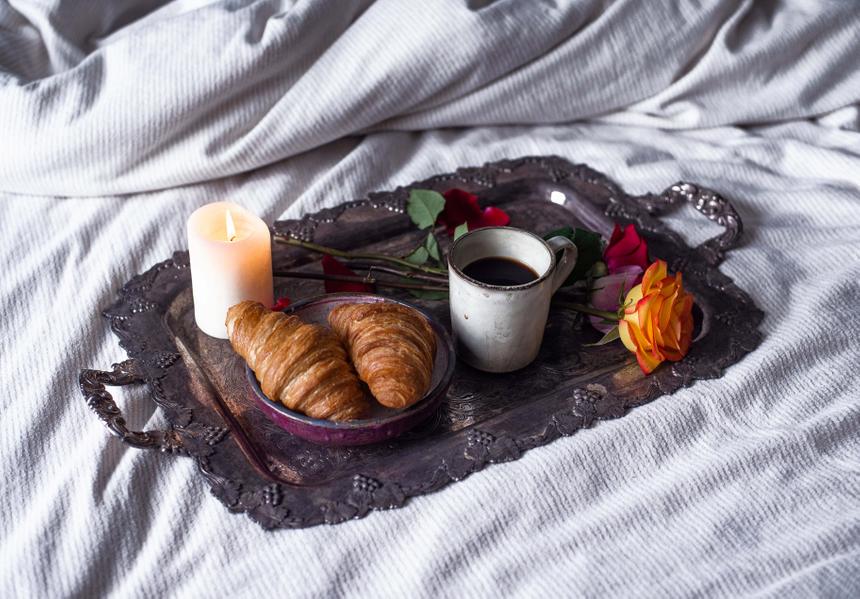 "Происходит накопление жира": почему не стоит пить кофе с круассанами на завтрак