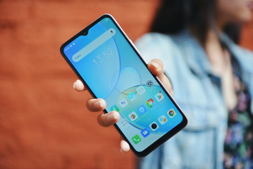 Бюджетный смартфон по цене Xiaomi, но без наценки за шильдик: в чём разница и стоит ли такое покупать