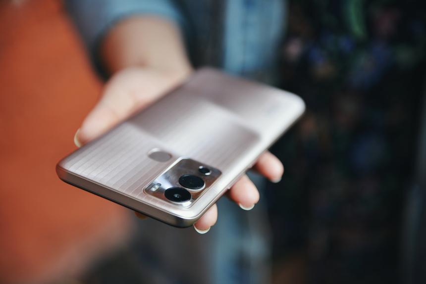 Бюджетный смартфон по цене Xiaomi, но без наценки за шильдик: в чём разница и стоит ли такое покупать