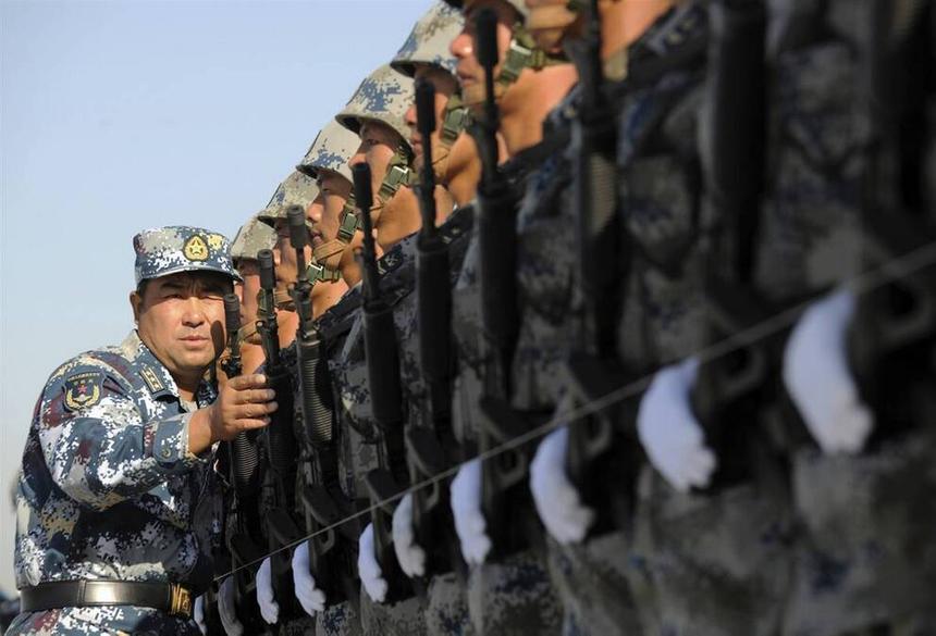 Солдатская жизнь обрастает массой не имеющих отношения к войне ритуалов и атрибутов, они служат для поддержания дисциплины и обезличивания в массе