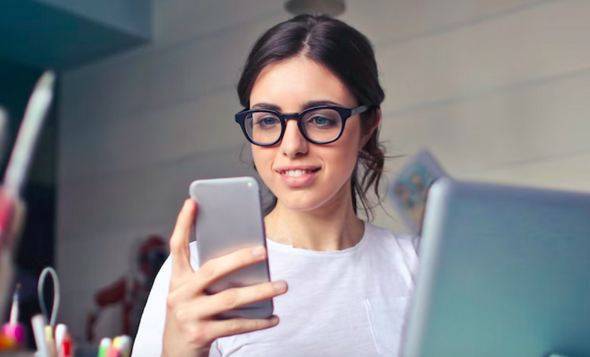 Косметолог предупредила о старении кожи из-за смартфона