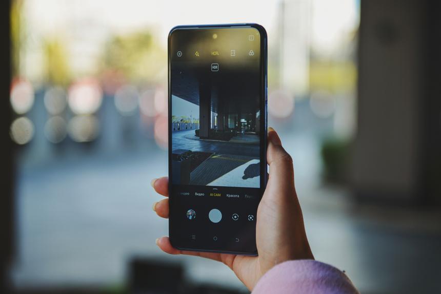 Это бюджетный смартфон с максимальным времем работы от аккумулятора не в ущерб всему остальному