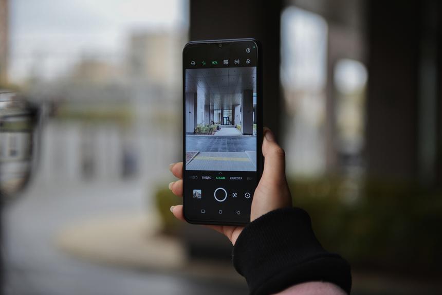 Если вы искали бюджетный смартфон, который выглядит круто и дорого