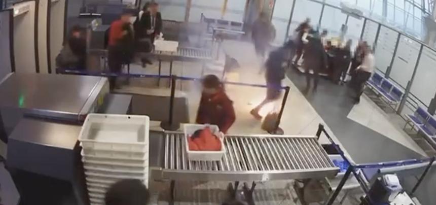 В Казахстане у пассажира аэропорта в руках загорелся пауэрбанк