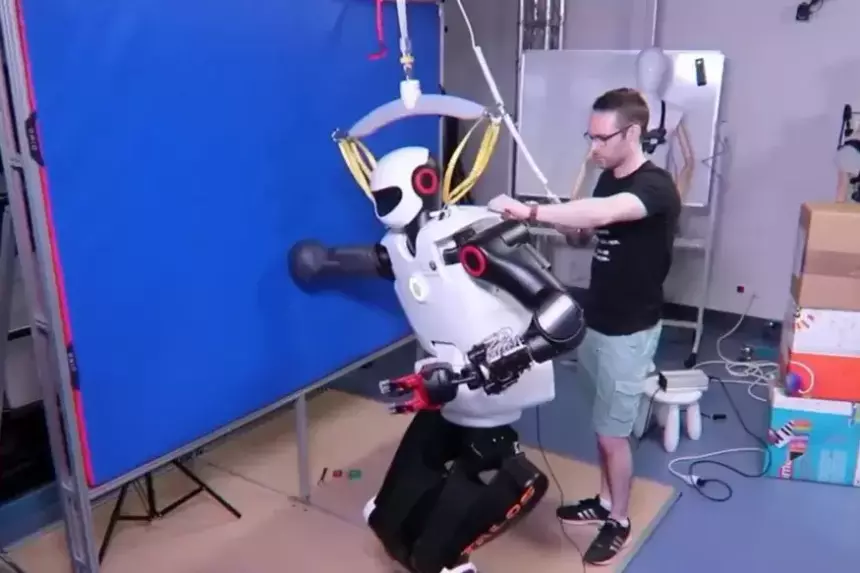 Взгляните как роботов учат прижиматься к стенам, чтобы избегать падения