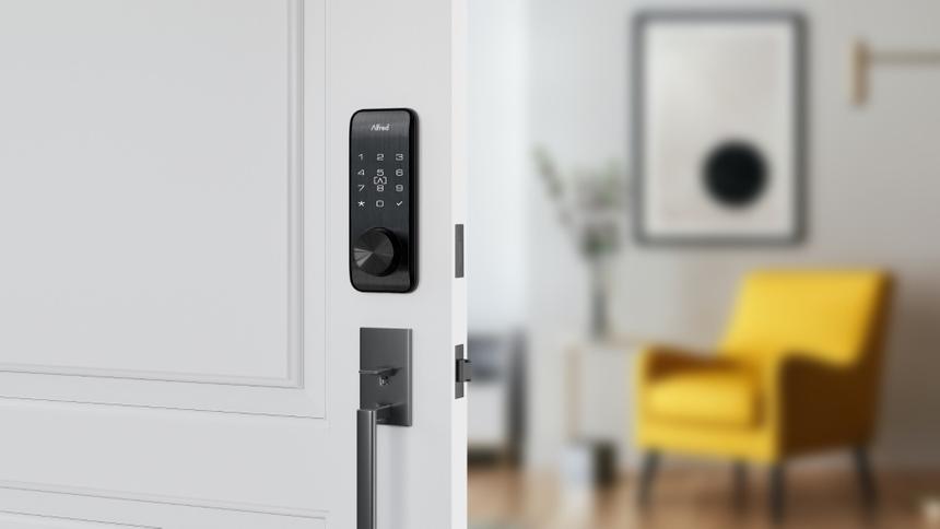 Теперь без проводов заряжаются даже умные замки на дверь