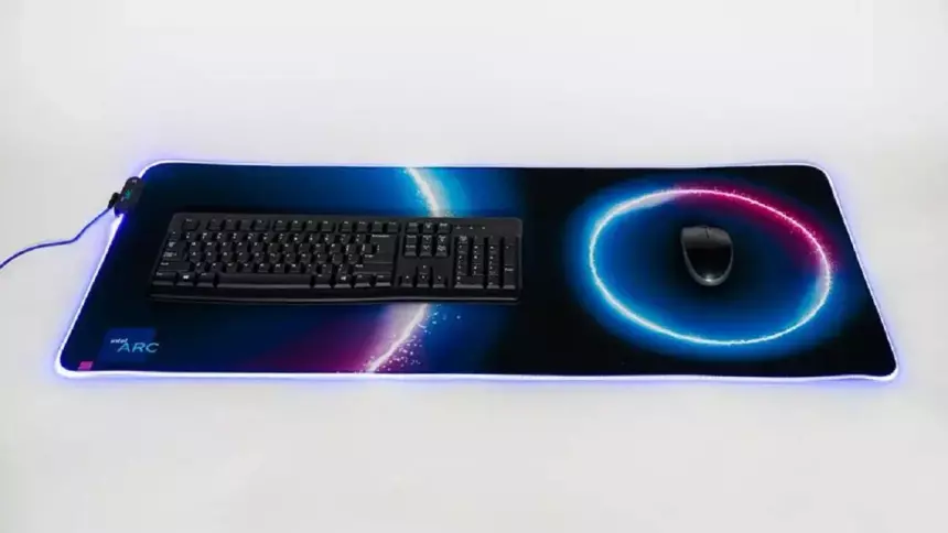 Intel начала продавать RGB-коврики для мыши в стиле своих видеокарт
