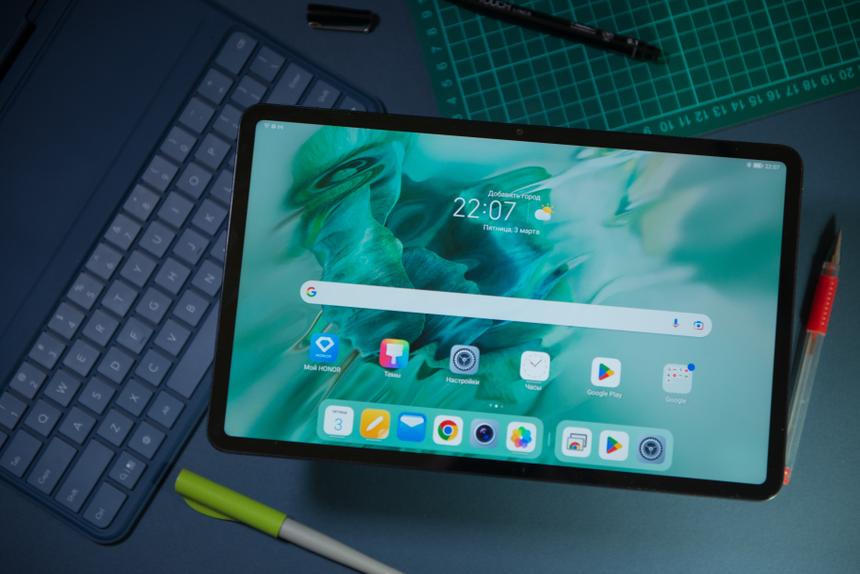 Соотношение сторон тоже даёт о себе знать. Вместо стандартных 16:9, в HONOR решили использовать 15:9, чтобы дисплей был не слишком уж вытянутым