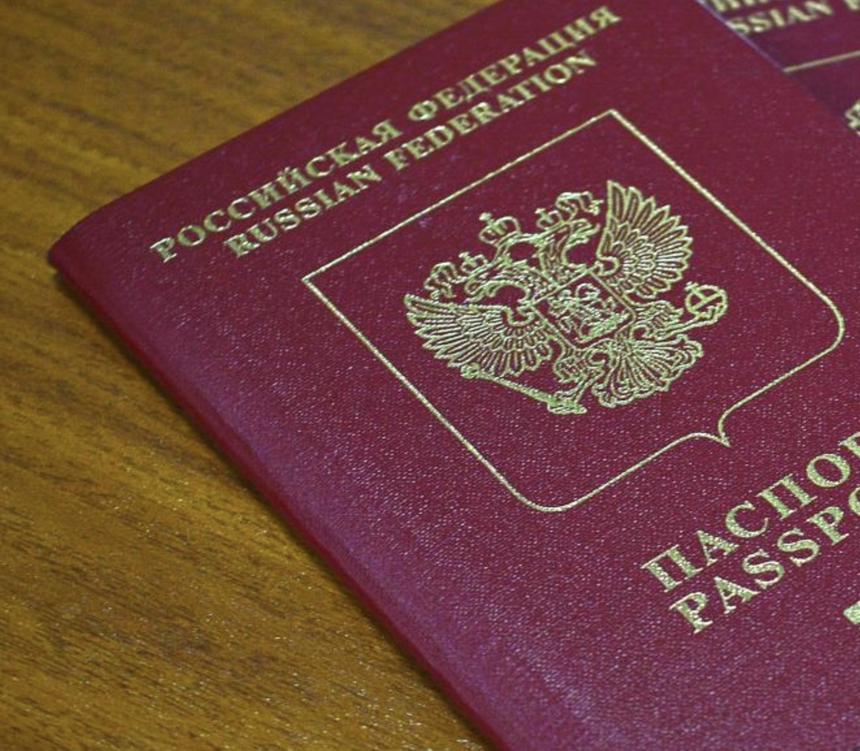Не верьте слухам о возобновлении выдачи 10-летних загранпаспортов. Их официально опровергли