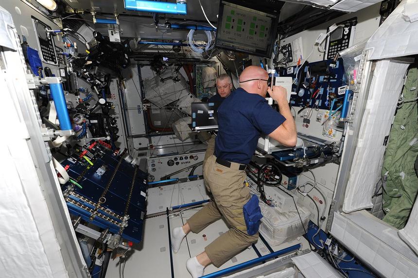 Проверка зрения у Алекса Герста: Алекс проверяет, Стив ассистирует. Такие проверки проходят постоянно