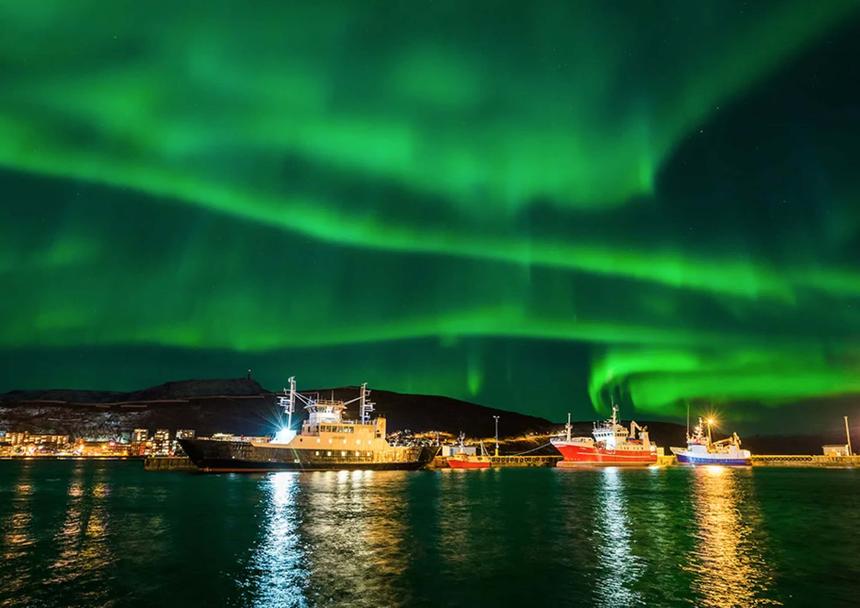 Полярные сияния, кстати — результат того, что космическая радиация «трогает» земную атмосферу