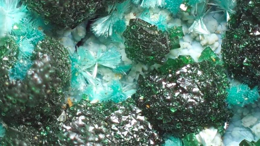 Для драгоценностей и смартфонов: на Урале нашли редкий минерал