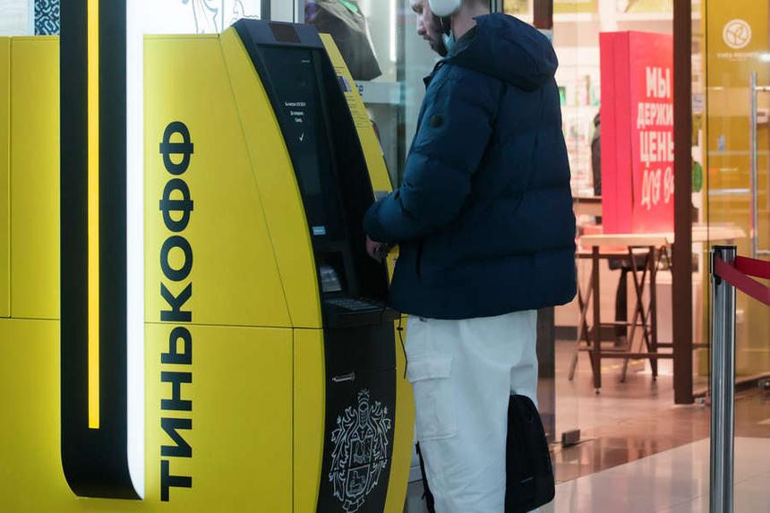 Тинькофф увеличил комиссию при внесении долларов и евро на счёт через банкоматы