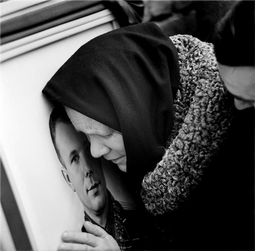 Мама первого космонавта в день прощания с сыном 30 марта 1968 года