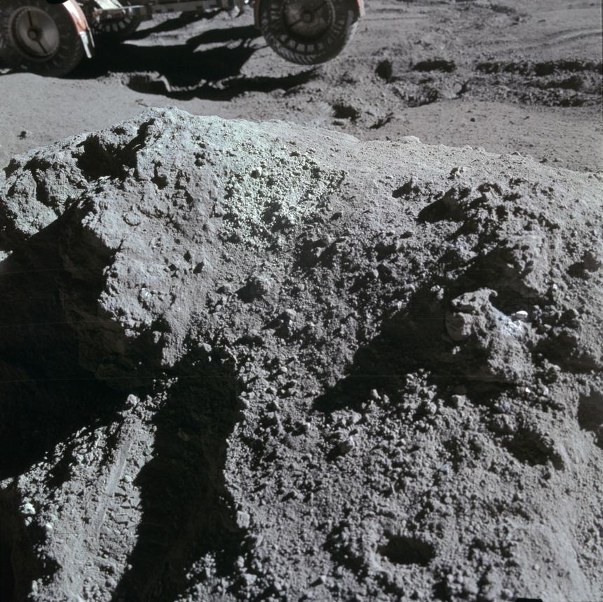 Брекчия с зеленоватым оттенком, обнаруженная миссией Аполлон-15. Анализы, сделанные позже на Земле, показали, что она содержит много стекла с высоким содержанием окиси магния