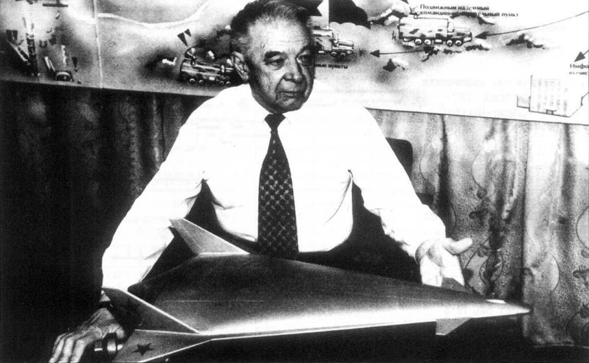 В.М. Мясищев с моделью гиперзвукового космоплана М19