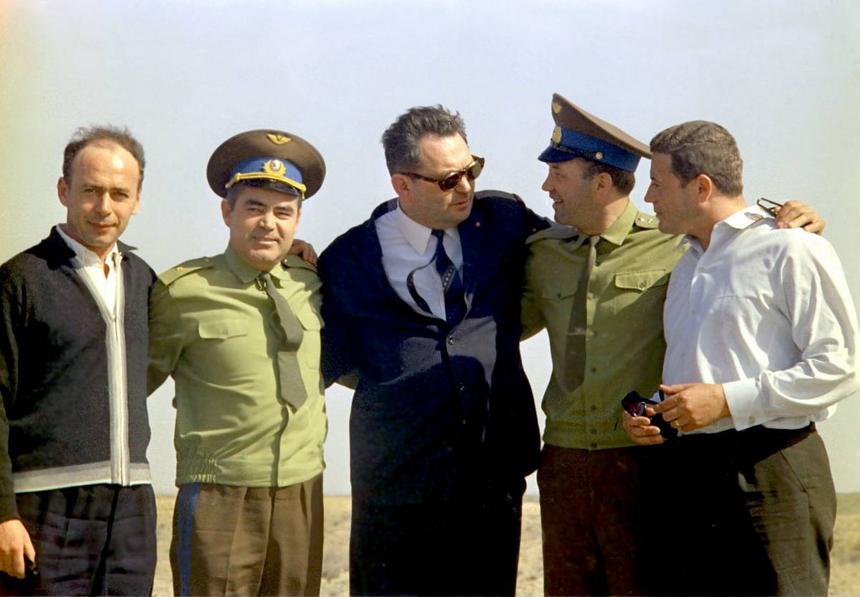 Экипаж космического корабля «Союз-11» с главным конструктором В.П. Мишиным перед полётом