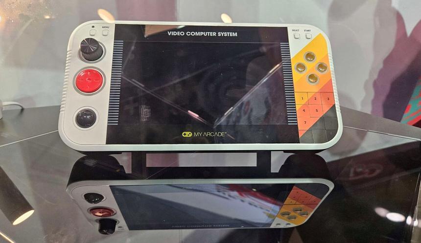 Легендарная Atari представила собственную карманную консоль для ретро-игр