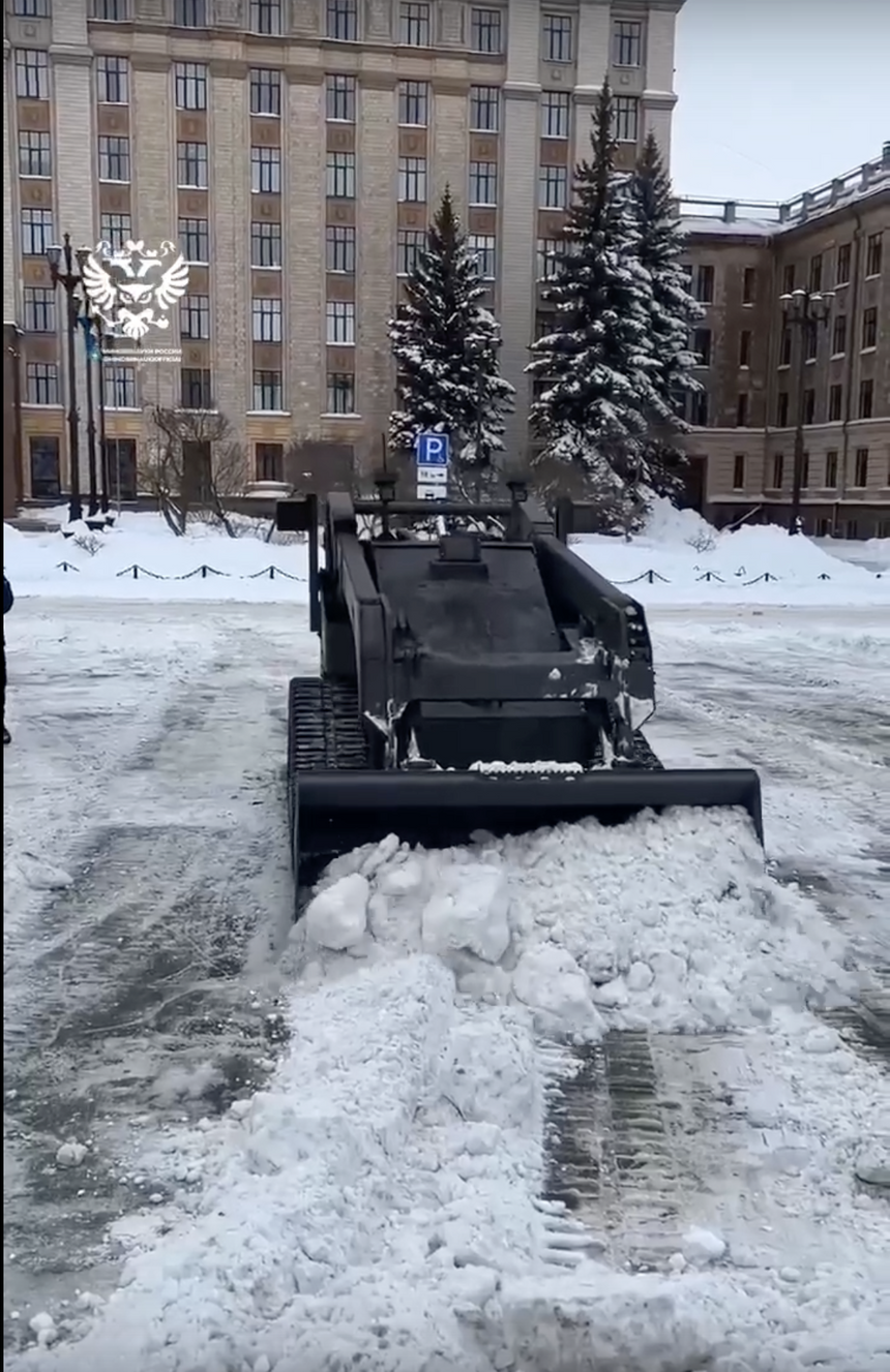 На Урале создали управляемый со смартфона мини-бульдозер