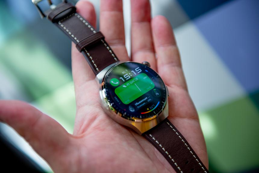 Те самые часы-миникомпьютер. Но к ним не нужен чемодан батареек