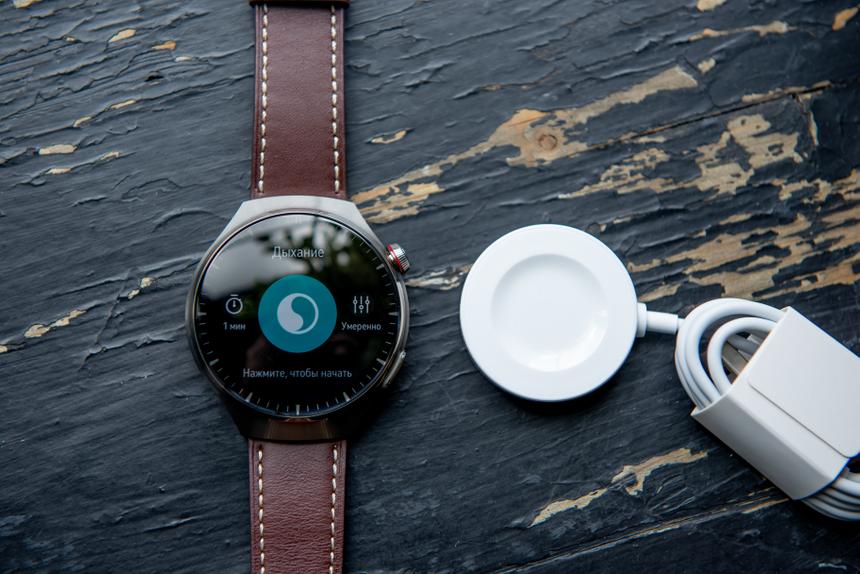 Зарядное магнитное крепление, кстати, физически такое же, как у Huawei Watch GT3 Pro. Но ток для Watch 4 Pro нужен другой, поэтому зарядный кабель от GT3 Pro заряжает Watch 4 Pro ну очень долго