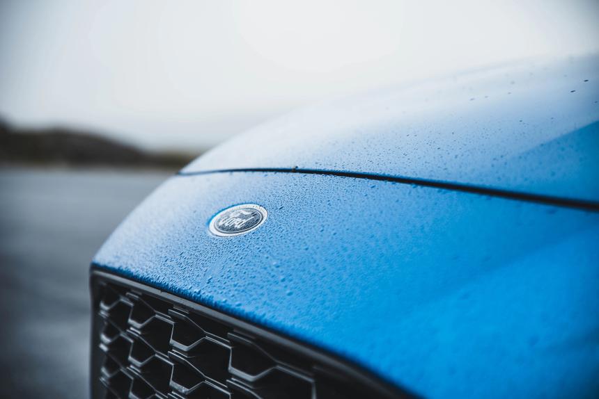 Компания Ford запатентовала механизм раскладного стола в приборной панели