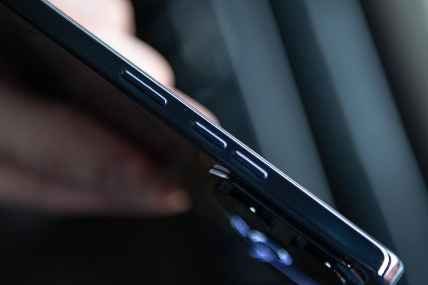 Не особо-то толстый корпус с учётом 6000 мАч, 70 Вт зарядки, тройного слота и mini-jack 3.5 мм