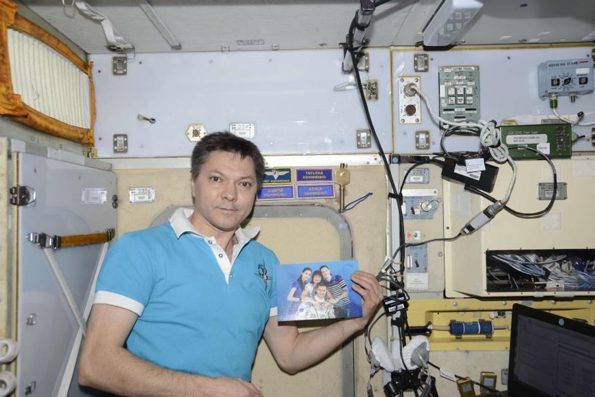 Олег Кононенко с фотографией родных