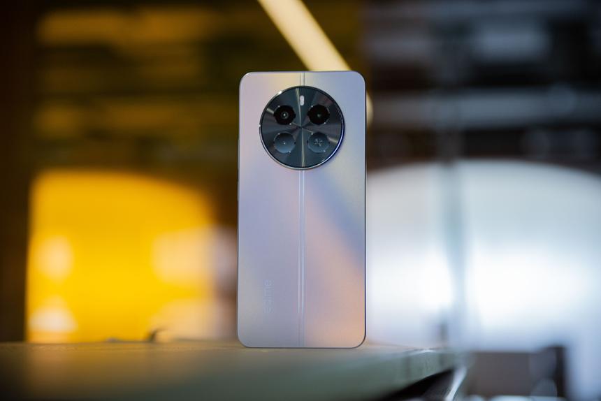 Искали недорогой смартфон с хорошей камерой и огромным объёмом памяти? Вот он