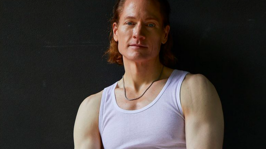 Брайан неплохо выглядит для сорока пяти лет. Но на восемнадцатилетнего он, всё-таки, не тянет.