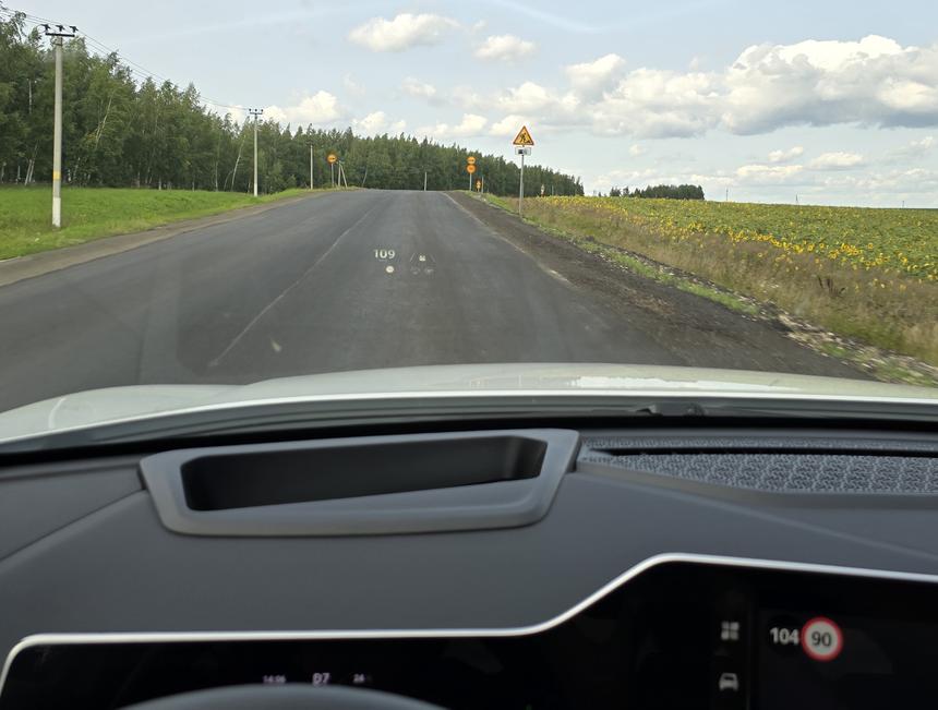 Видите спидометр, ограничение скорости, и положение в полосе на стекле? Это не паразитные отражения, а проекционный дисплей