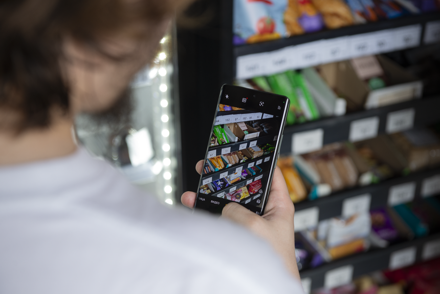 Если вы хотите «почти максимальный» смартфон. Но не в камере, а во всём остальном