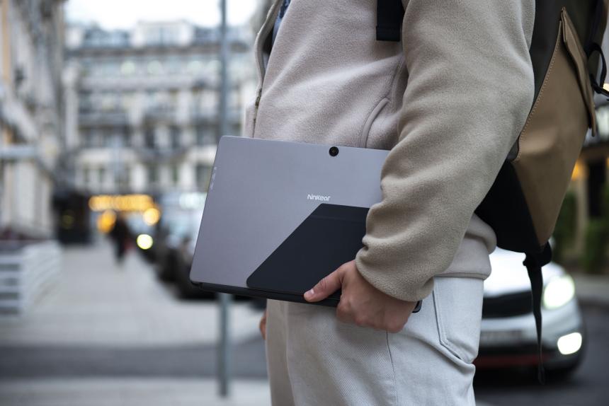 А что, если вместо ноутбука на Windows + планшета на Android взять... планшет на Windows с клавиатурой?