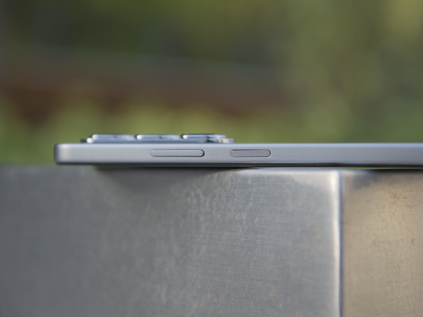 Нет, вам не кажется. Кнопка питания (справа) действительно установлена в корпус под наклоном. Китайская сборка в её худшем проявлении