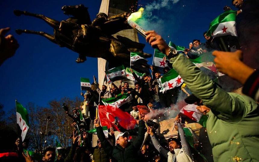 Толпа празднует свержение Асада в Стамбуле, 8 декабря 2024 года