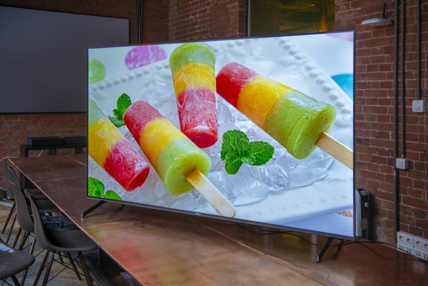 Дисплей клёвый. Углы обзора, правда, не ультра-крутые, как и на всех VA-матрицах, но вы вряд ли будете стоять по отношению к настолько большому телику под очень большим углом