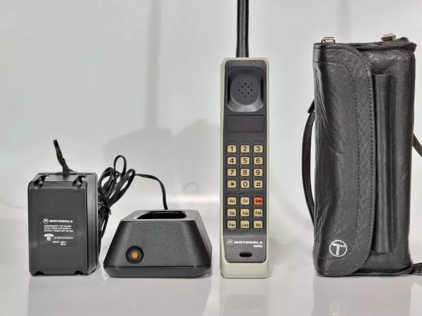 Motorola DynaTAC 8000X в полной комплектации с зарядным устройством и сумкой-чехлом