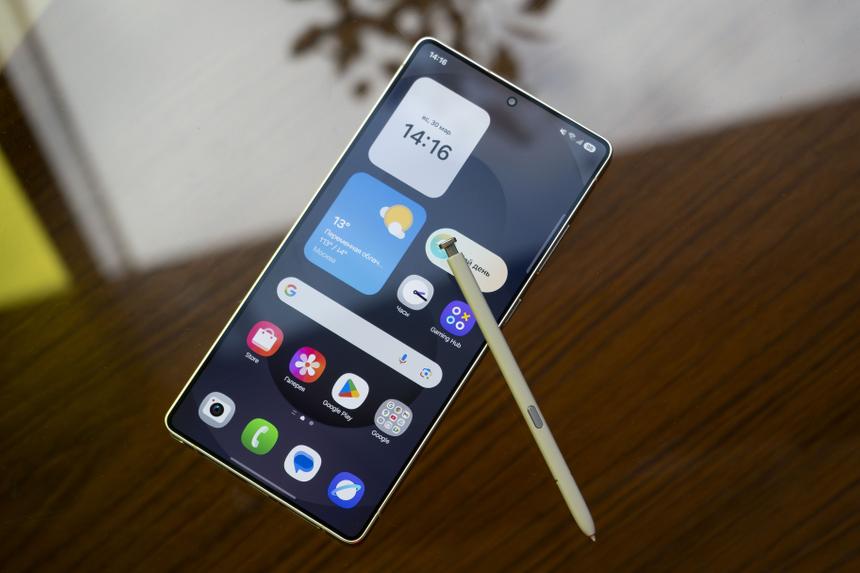 Стилус у Самсунга, как вы слышали, деграднул и теперь, в отличие от S24 Ultra, не оснащён аккумулятором. То есть это просто палочка. Но у конкурентов даже такой нет