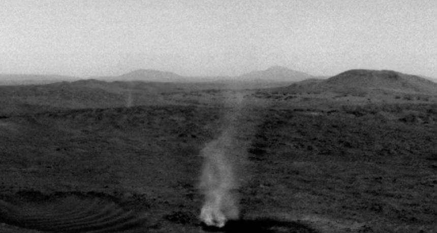 Марсоход NASA снял пожирание одного пылевого вихря другим