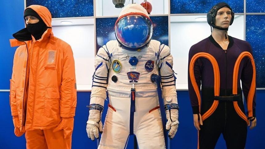 Лётный скафандр «Сокол-М» — модифицированный. Сначала в нём хотели сделать застёжку-молнию, но посчитали такое ненадёжным. Теперь в нём новый принцип соединения — жёсткое кольцо, которое разделяет верхнюю и нижнюю части