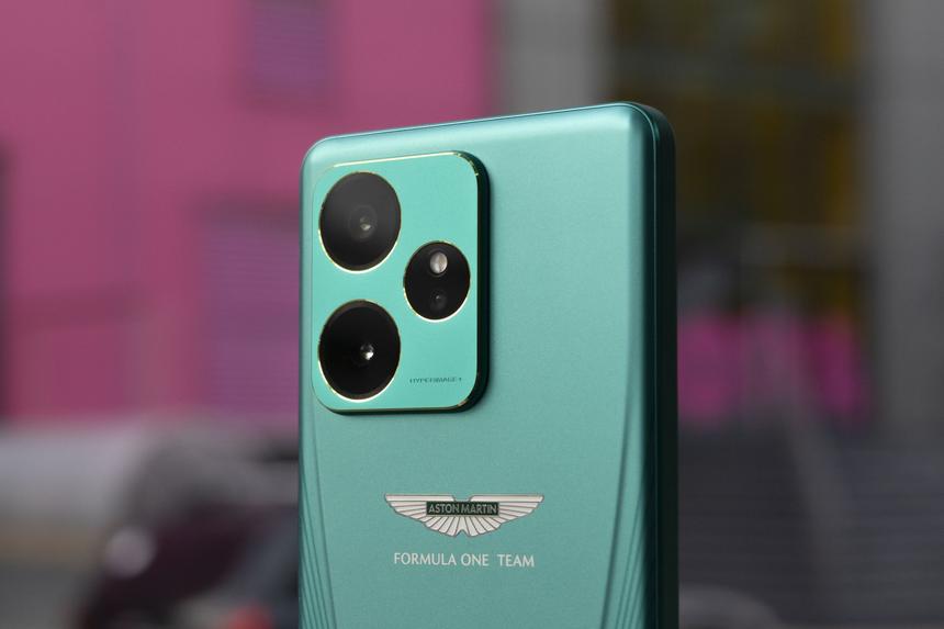 Китайская мощь, британский шарм от Aston Martin: realme GT 7 Dream Edition