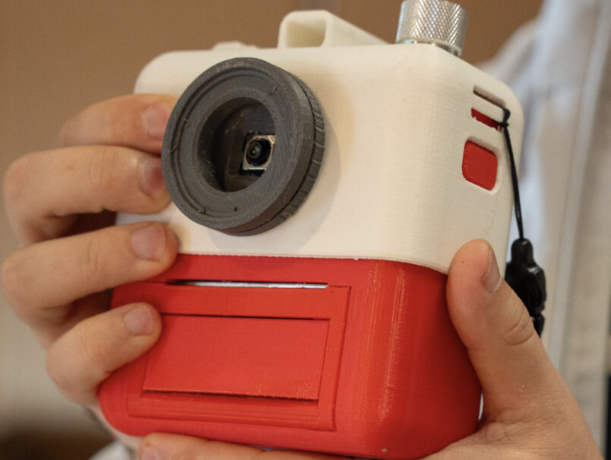 Эта камера не фотографирует момент, а пишет про него стих