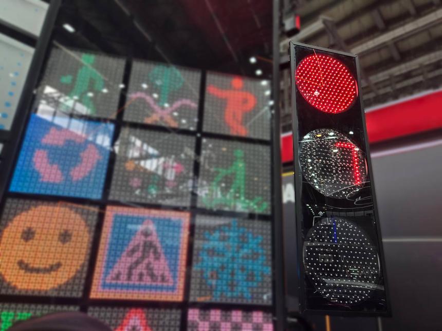 Ростех представил обновленную версию «умного» светофора