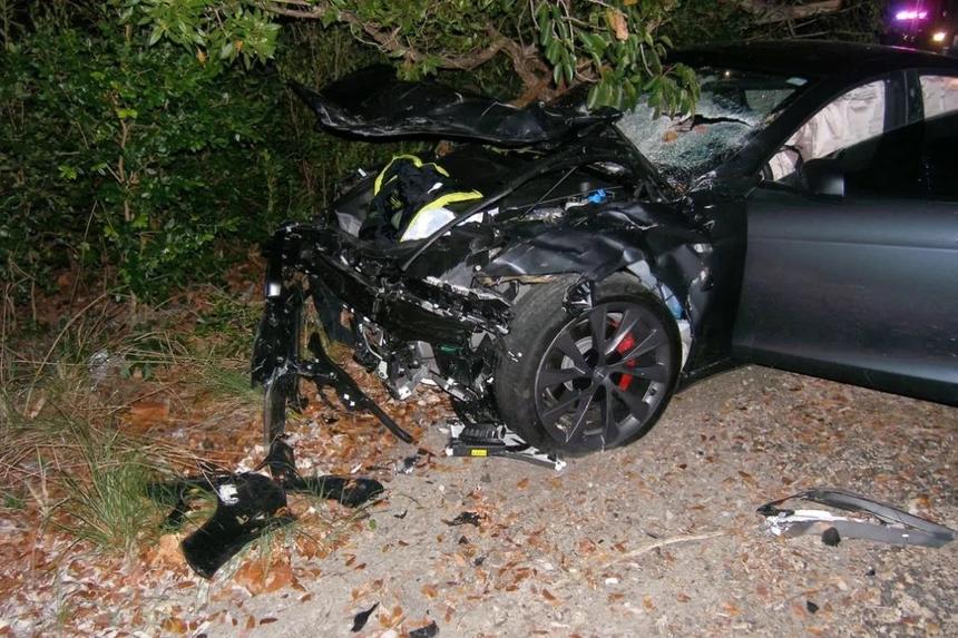 Tesla обвинили в отсутствии должной защиты от неправильного использования автопилота