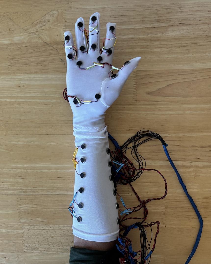 Учёные создали устройство, позволяющее чувствовать прикосновения в VR