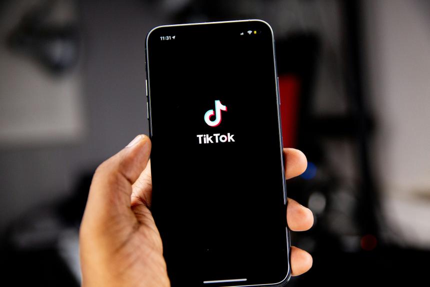 Во Франции потребовали провести расследования против TikTok за угрозу жизни детей
