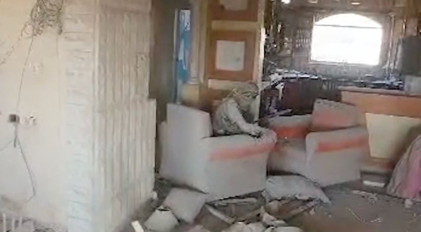 Последние секунды жизни Яхьи Синвара 16 октября 2024 года, недалеко от Рафаха. Его гибель послужила почвой для мирного трека зимой 2024-2025 годов.