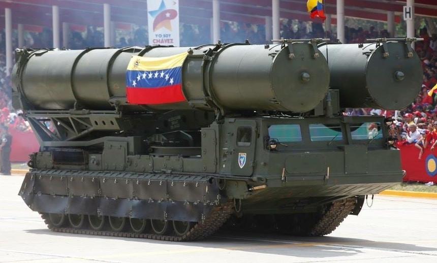Пусковая С-300ВМ на параде в Каракасе