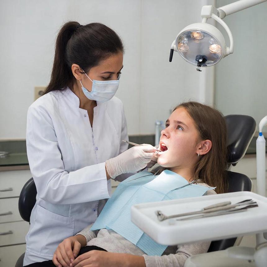 Стоматологи объяснили, как защитить зубы от кариеса, если вы любите сладкое