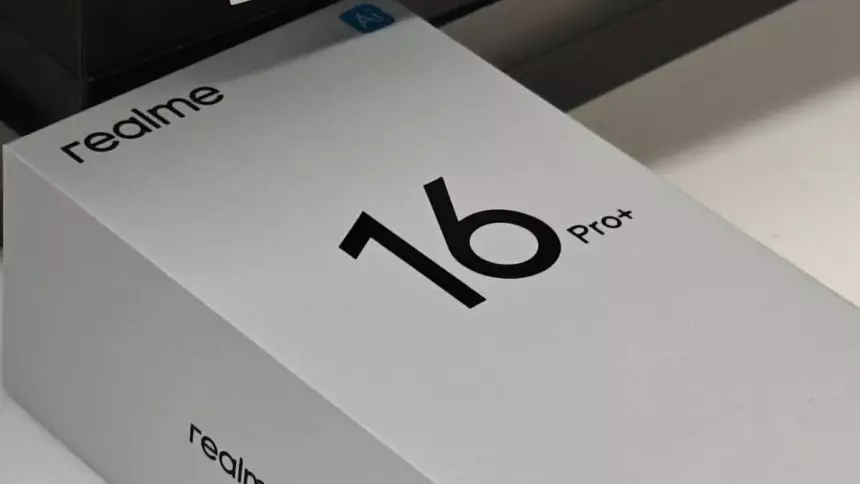 Коробка Realme 16 Pro+ с перископной камерой засветилась в Сети